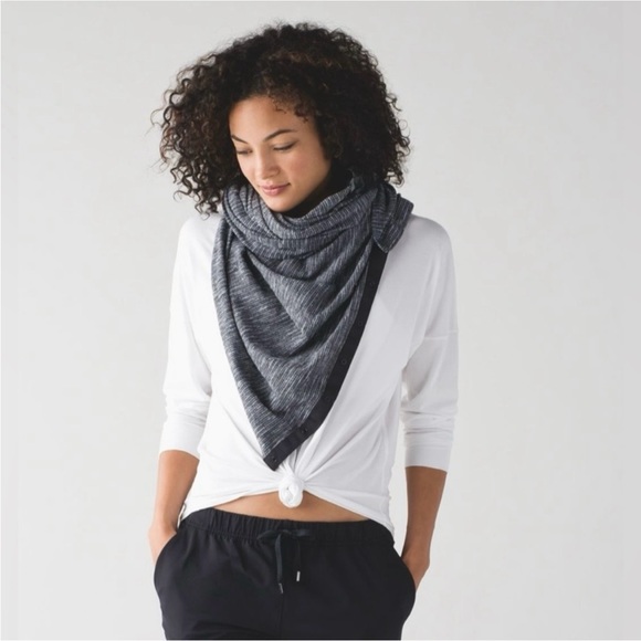 Vinyasa scarf in grey - Picture 3 of 5